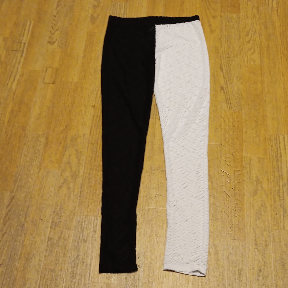 EASLE BLACK AND WHITE LEGGINS